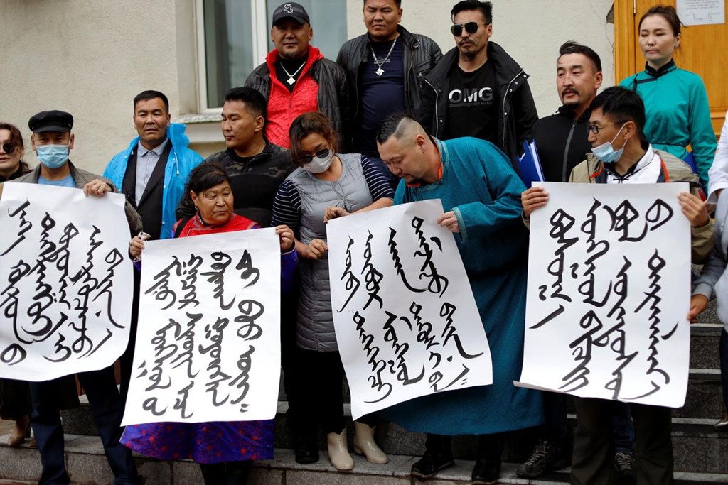 內蒙古官方近期強推漢語教育,引發民間示威浪潮。媒體報導,過去一週至少已有23名抗議人士遭到逮捕。圖為8月31日示威者用蒙古文字簽名以示抗議。(路透社)