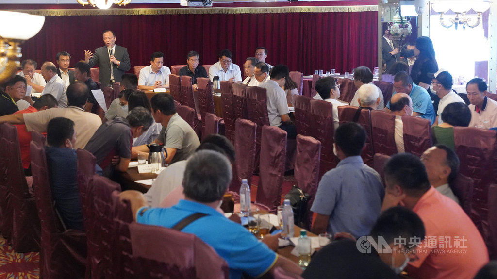 因應萊克多巴胺美豬將開放進口,中央畜產會9日邀集全國各地養豬協會在台北開會,中央畜產會董事長林聰賢(左站立者)主持,與豬農代表交換意見。中央社記者徐肇昌攝 109年9月9日