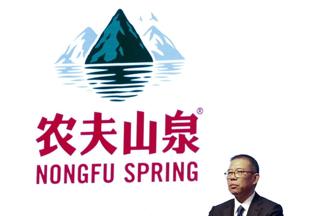 農夫山泉創辦人鍾睒睒(圖)因持有農夫山泉及萬泰生物兩家上市公司股份,被富比世列為中國暨亞洲首富。他13日辭去萬泰生物董事長等職務後,公司股價14日大跌,市值蒸發人民幣120.54億元。(中新社)
