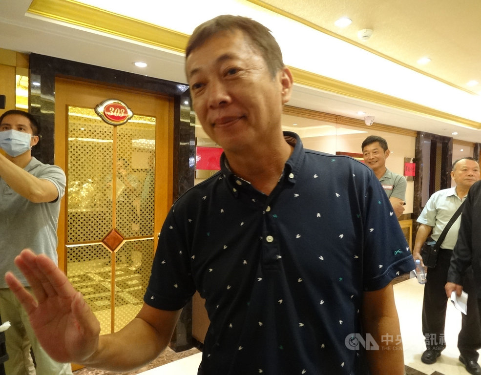 農委會、中央畜產會9日中午在台北市天成飯店宴請中華民國養豬協會幹部,協會常務監事林承德(前)表示,今天協會的人出席,是來看農委會怎麼規劃百億基金用途,不代表是要來被摸頭,而是先了解他們(農委會)的動向。中央社記者楊淑閔攝 109年9月9日