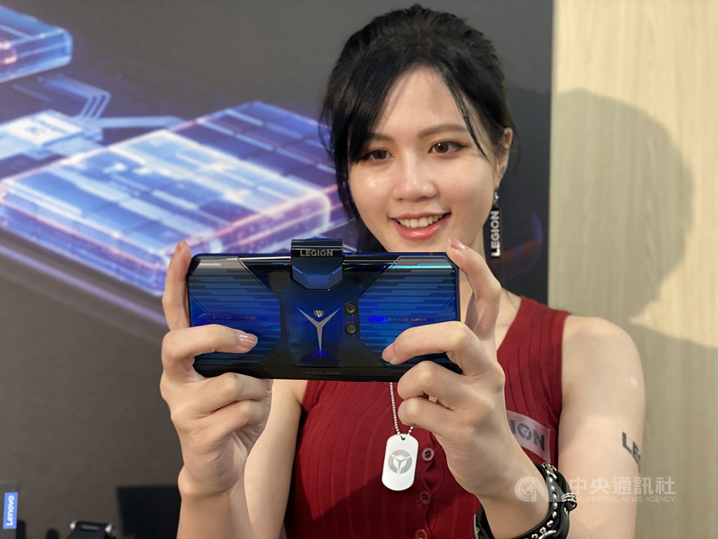 電腦品牌廠聯想10日宣布電競手機Legion Phone Duel將自15日起在台灣開賣,提供以橫向模式進行遊戲的便利性,電池配備90W快充功能。中央社記者吳家豪攝 109年9月10日
