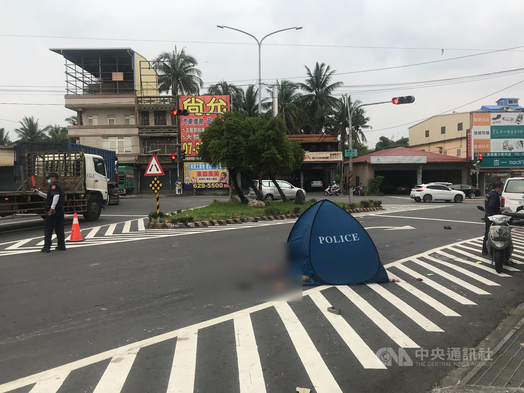 24歲陳姓聯結車駕駛10日行經高雄市燕巢區一處路口準備轉彎時,疑因未注意內輪差,與71歲林姓女騎士發生擦撞,女騎士倒地後遭聯結車右側輪輾壓,當場身亡。(岡山分局提供)中央社記者侯文婷傳真 109年9月10日
