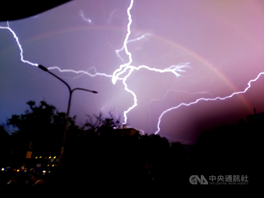台東10日下午雷雨交加,黃姓女子拍到「閃電和彩虹共舞」奇景,她開心將照片PO上網與大家分享,直呼自己太幸運了。(黃恩倍提供)中央社記者盧太城台東傳真 109年9月10日