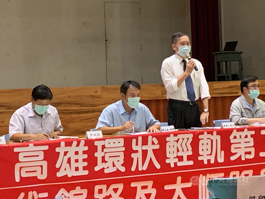 高雄市捷運工程局規畫自10日起舉辦5場高雄輕軌捷運二階路段里民說明會,首場晚間登場,捷運局副局長吳嘉昌(立者)表示,將綜整不同意見交相關局處及專業顧問提出因應對策,市府會持續努力盼取得民意共識。中央社記者王淑芬攝 109年9月10日