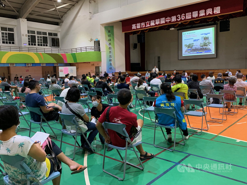 高雄輕軌捷運二階路段說明會10日在龍華國中召開,民眾踴躍出席表達意見,並盼市府審慎評估。中央社記者王淑芬攝 109年9月10日