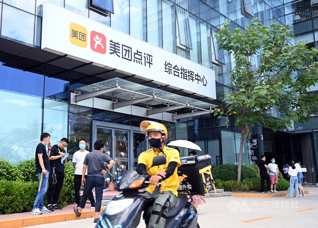 外送員被平台壓榨時間搏命送餐,近日在中國大陸引發關注後,中國最大外賣平台「美團」9日宣布要優化配送系統,給外送員留出8分鐘彈性時間,以更好保障「外賣小哥」的安全。(中新社提供)中央社 109年9月10日