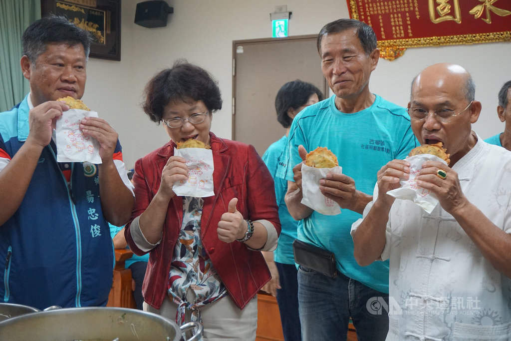 教育部終身教育司司長黃月麗(左2)10日率領全國終身教育行政參訪團走訪金門縣金寧鄉古寧頭社區,眾人品嚐在地長者做的蚵嗲,讚不絕口。中央社記者黃慧敏攝 109年9月10日