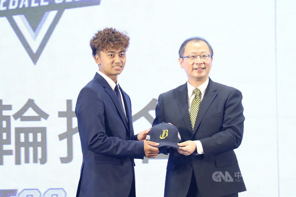 有關中職中信兄弟隊選秀第一指名的余謙(左)談約進度,兄弟領隊劉志威10日表示,之前有給余謙2個版本,已是兄弟隊史合約總值新高,「球團有展現誠意,希望921期限之前會有答案、好結果。」右為中職會長吳志揚。(中信兄弟提供)中央社記者楊啟芳傳真 109年9月10日