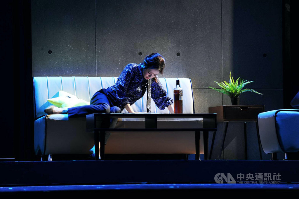 演員尹馨在故事工廠舞台劇「我們與惡的距離」中,飾演被害者家屬「宋喬安」,戲中用3瓶酒跟丈夫提離婚,尹馨透露酒瓶內都是烏龍茶。(故事工廠提供)中央社記者葉冠吟傳真 109年9月10日