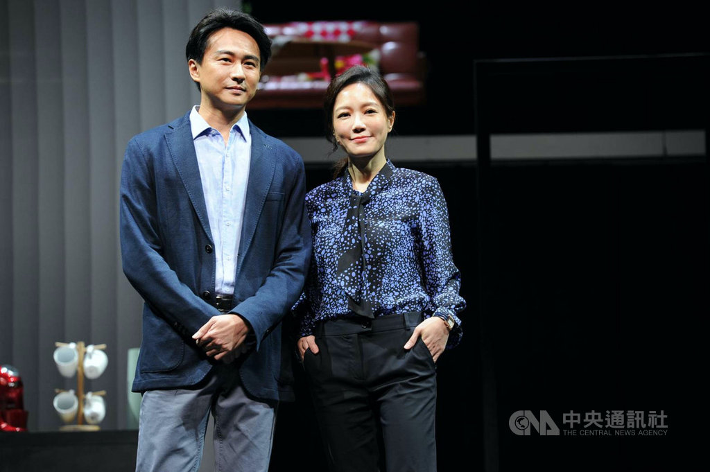 故事工廠「我們與惡的距離」全民公投劇場版11日起將於台北城市舞台展開一連3天的演出,演員尹馨(右)、狄志杰(左)在劇中飾演無差別殺人事件的被害者家屬夫妻。(故事工廠提供)中央社記者葉冠吟傳真 109年9月10日
