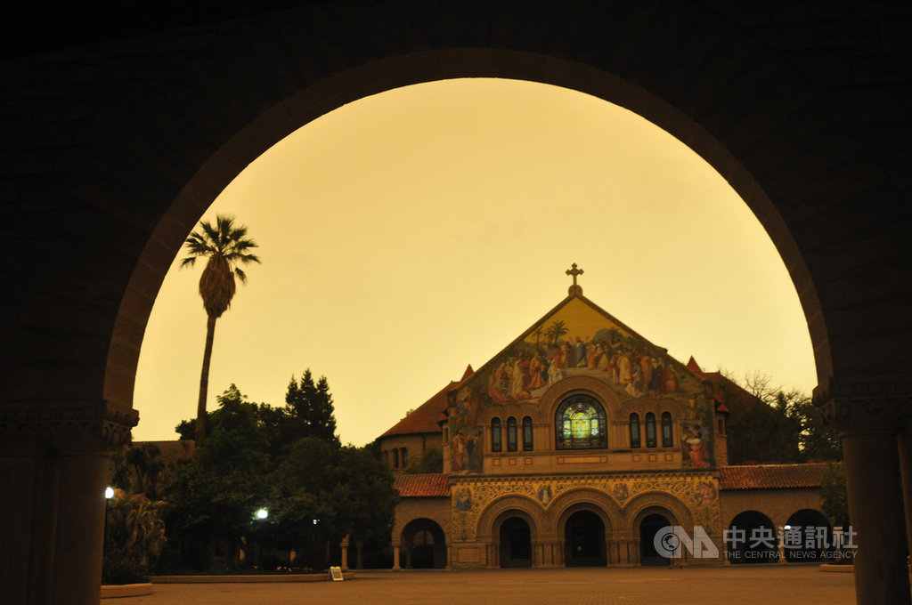 氣象學家說,美西時間9日舊金山籠罩在怪異的天色,主要源於一場夜半野火向空氣中送上很多灰燼,經過日光的過濾因而產生紅色、橘色和灰色混合的色調。圖為史丹佛大學紀念教堂一景。中央社記者周世惠舊金山攝 109年9月10日