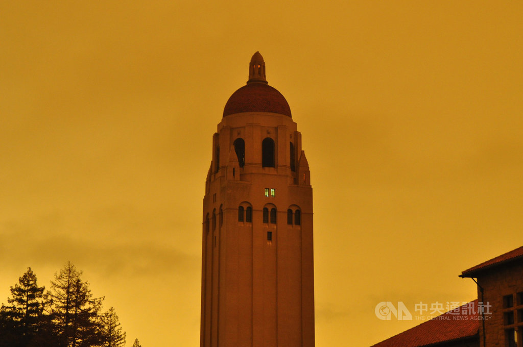受到野火影響,美西時間9日清晨加州舊金山灣區一帶籠罩在煙塵中,天空呈現橘色與灰色混合的陰暗色調,怪異的天色讓當地人發出「末日」的感嘆。圖為史丹佛大學胡佛塔一景。中央社記者周世惠舊金山攝 109年9月10日