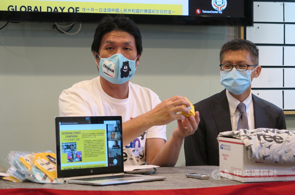 大紐約區台灣人社團聯合會副會長許伯丞（左）當地時間9日宣布，將在時報廣場大螢幕投放廣告，傳達支持台灣加入聯合國的訴求。中央社記者尹俊傑紐約攝  109年9月10日