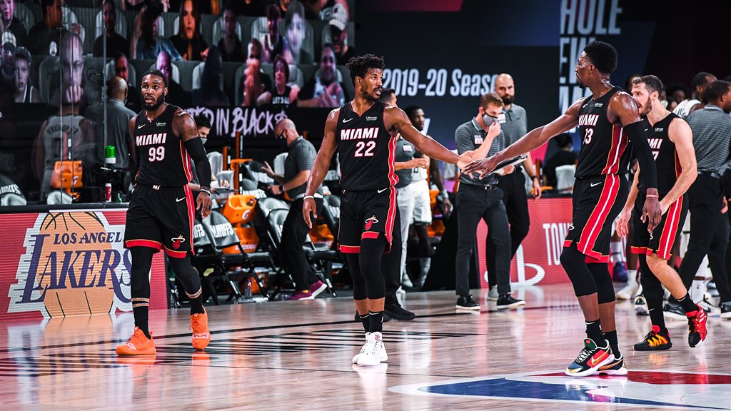 NBA熱火球星巴特勒(左2)在邁阿密找到屬於自己的家,讓這支昔日的東部勁旅,看見重返榮耀的曙光。(圖取自twitter.com/MiamiHEAT)