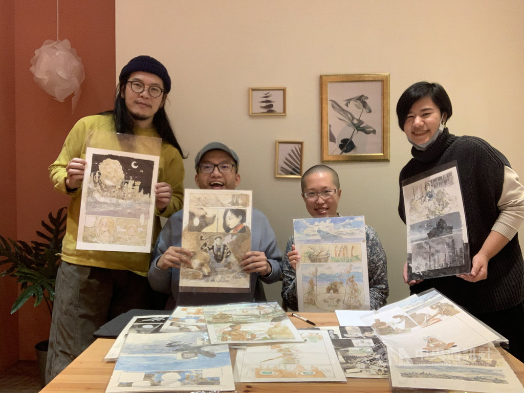 漫畫「蜉蝣之島」為台灣動畫團隊Studio Reals曾入圍2018年金馬創投同名動畫的前傳漫畫,此次與慢工出版合作,將漫畫作品完成並且出版,左起為動畫導演林正庭、漫畫繪者葉長青、編輯黃珮珊、腳本作者李尚喬。(慢工出版提供)中央社 109年9月11日