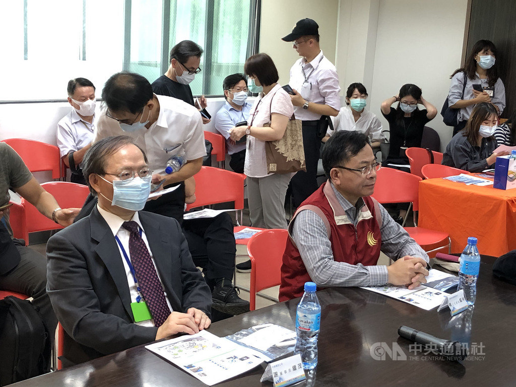 中華電信11日首度開放媒體參訪5G機房與基地台。圖右為國家通訊傳播委員會(NCC)主任委員陳耀祥,圖左為中華電信董事長謝繼茂(左),兩人準備聽取中華電信5G電信基礎建設現況報告。中央社記者蘇思云攝 109年9月11日