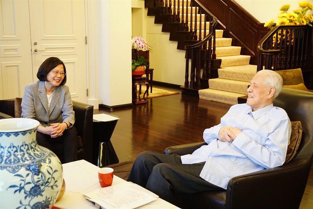 總統府11日表示,故總統李登輝(右)追思告別禮拜19日舉行,總統蔡英文(左)將親自頒贈褒揚令,副總統賴清德率五院院長進行慰靈暨覆蓋國旗儀式,移靈車隊會到淡江中學作最後巡禮。圖為蔡總統2018年9月20日拜會李登輝。(圖取自instagram.com/tsai_ingwen)