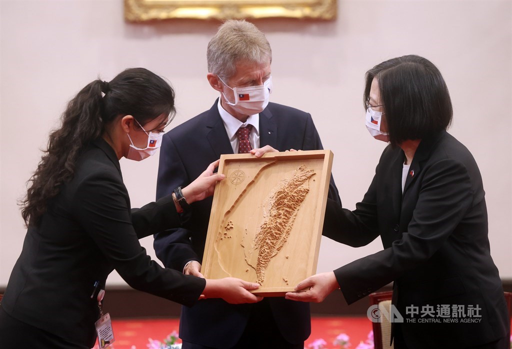 總統蔡英文(右)3日在總統府追贈捷克共和國故參議長柯佳洛勳章,並致贈捷克參議院議長維特齊(中)紀念品。中央社記者鄭傑文攝 109年9月3日