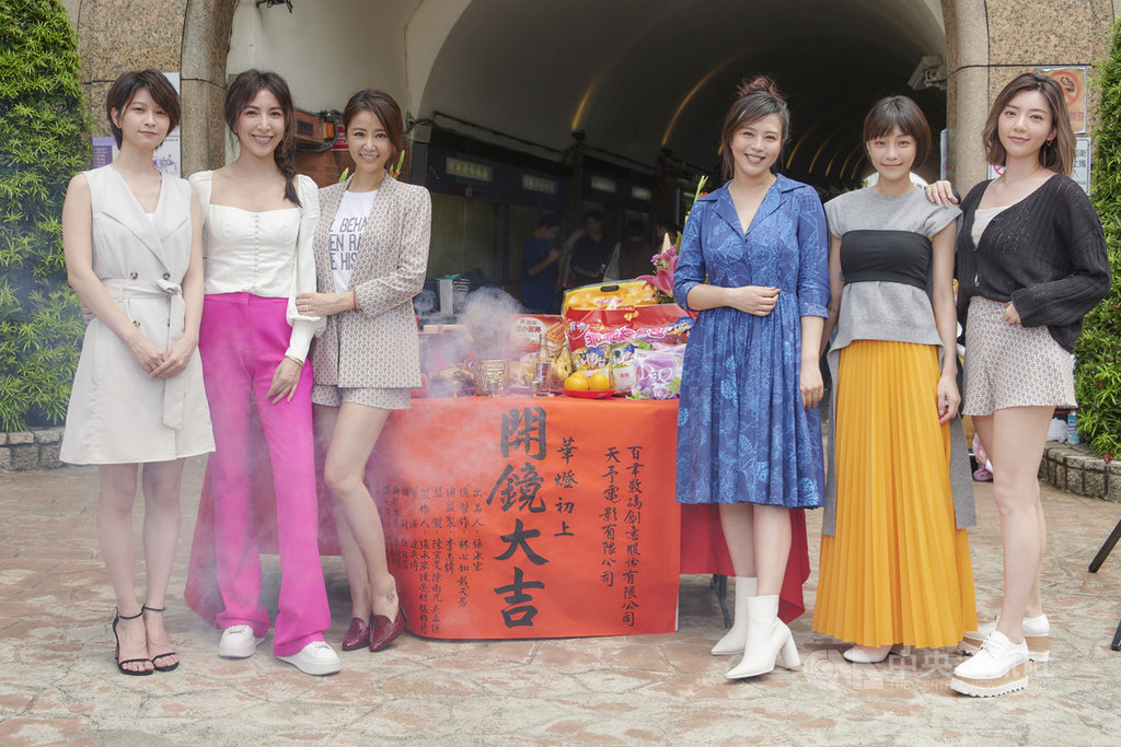 時代寫實劇「華燈初上」以1988年台北林森北路「條通文化」為背景,劇組11日在世新大學舉辦開鏡記者會,身兼總製作人與女主角的藝人林心如(左3),率領女演員江宜蓉(左起)、楊謹華、郭雪芙(右起)、謝欣穎、劉品言亮相。(百聿數碼提供)中央社記者葉冠吟傳真 109年9月11日
