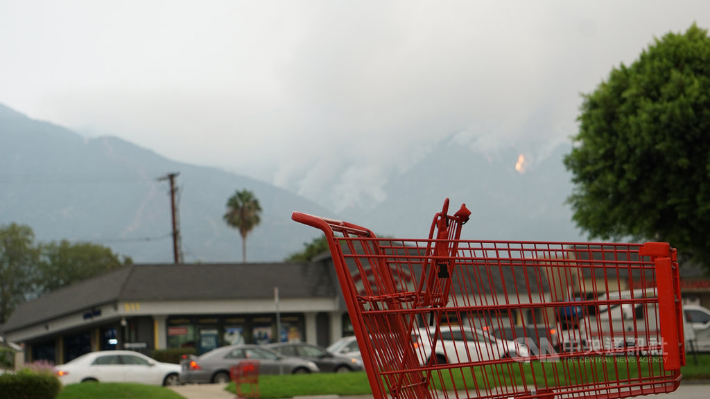 南加州洛杉磯郊區山貓野火(Bobcat Fire)延燒(圖),山腳下的市鎮在煙霧籠罩下照常生活。中央社記者林宏翰洛杉磯攝 109年9月11日