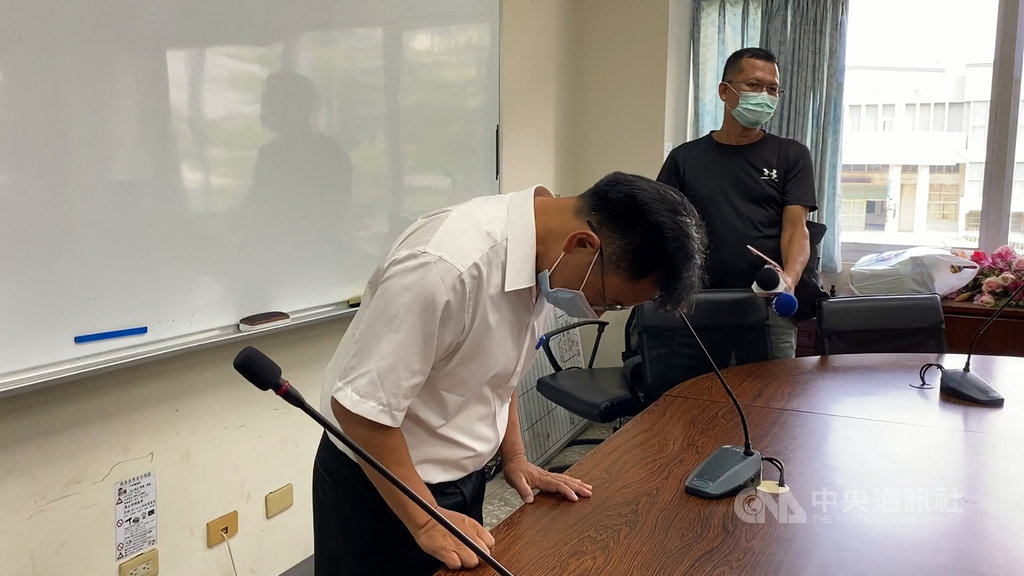 南投縣政府警察局草屯分局一名巡佐的兒子涉性侵案,網友質疑校方及警方沒積極處理,對此,校方及警方11日持續說明向民眾釋疑,校長甚至鞠躬道歉,而這名巡佐也不排除適度調整職務。中央社記者蕭博陽南投攝 109年9月11日