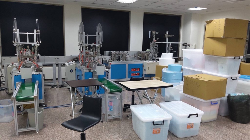 台北市黃姓男子私設地下口罩工廠，仿冒口罩國家隊「台灣優紙公司」對外販售假醫療口罩，辦案人員查扣口罩製造機台3組，及大批原料及半成品。（調查局中部地區機動工作站提供）中央社記者蘇木春傳真　109年9月11日