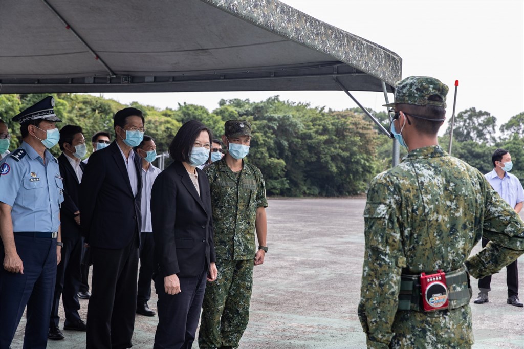 中共解放軍近日大規模軍演擾台,總統蔡英文(前左3)表示,嚴正警告這些不速之客,不要低估國軍守護家園的決心。(軍聞社提供)