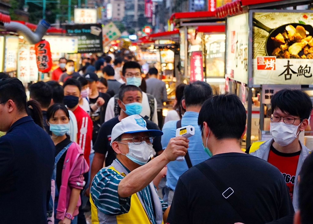 衛生福利部長陳時中認為,只要台灣能落實個人衛生防疫習慣,將來世人必會注意到台灣經驗的難得可貴。圖為4月18日的台北市寧夏夜市,民眾配合量體溫、戴口罩逛夜市防疫。(中央社記者王騰毅攝)