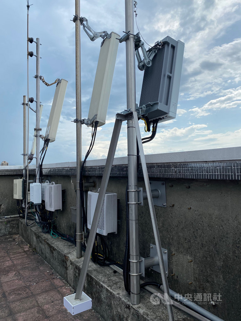 中華電信11日首度開放NCC(通傳會)委員與媒體參訪5G基地台。圖中左邊、中間為4G天線設備,右邊為5G主動式天線系統(AAS),把天線跟射頻模組(RRU)合併為一體。(中華電信提供)中央社記者蘇思云傳真 109年9月11日