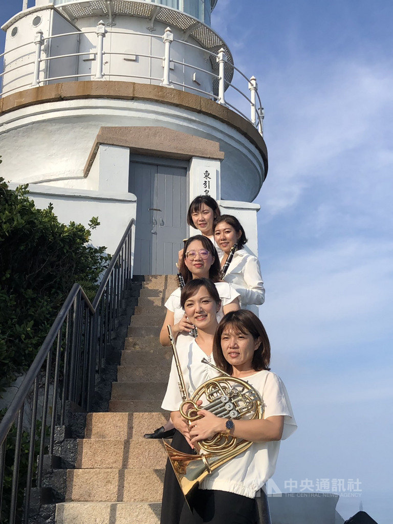 國立台灣交響樂團推出「NTSO遍撒音樂種子在社區」系列,今年首度前進國境之北的馬祖,還到東引燈塔快閃,留下了精彩樂音。(國台交提供)中央社記者趙靜瑜傳真 109年9月11日