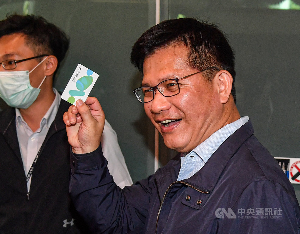 交通部長林佳龍(右)11日前往南港轉運站視察疏運準備情形,並搭乘國道客運前往宜蘭。中央社記者鄭清元攝 109年9月11日