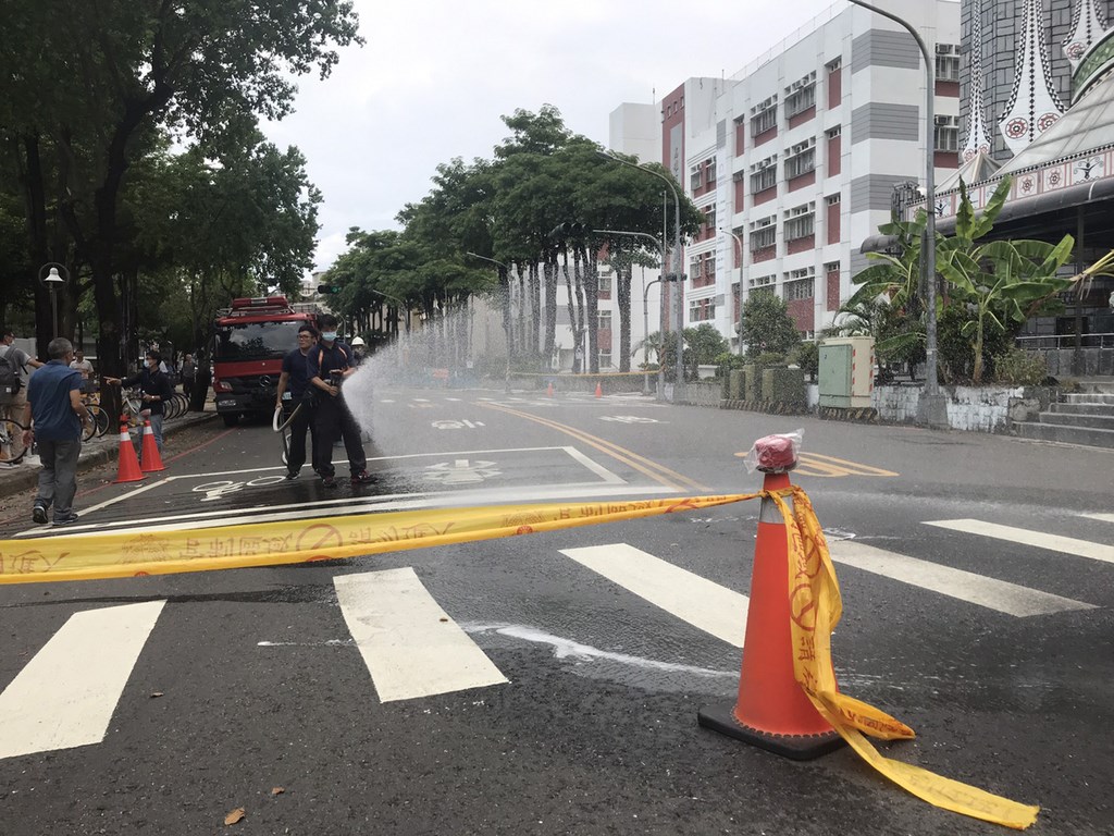 高雄市前鎮區乙烯洩漏,市府水利局12日在翠亨北路原住民故事館前開啟人孔蓋,並灑水加速乙烯殘氣溢散。(市府提供)中央社記者王淑芬傳真 109年9月12日