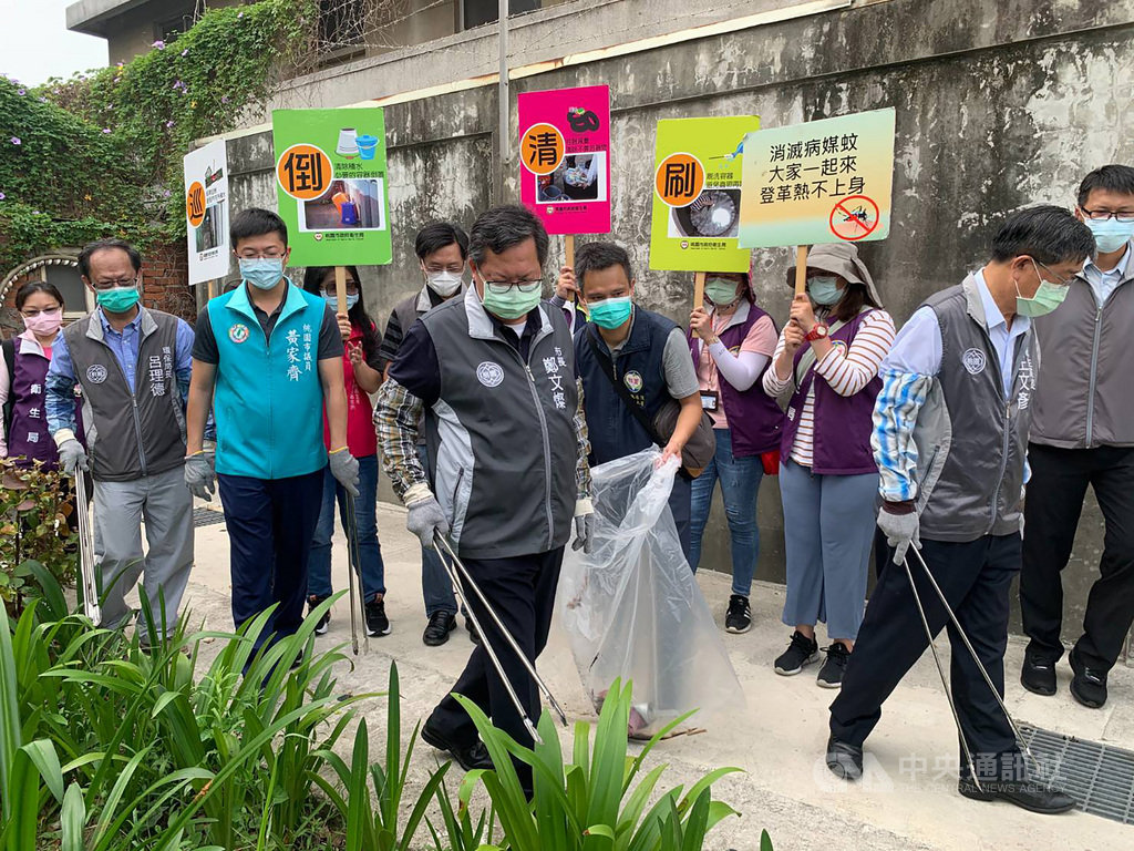 為防堵登革熱疫情,桃園市長鄭文燦(前中)12日親自出馬,與衛生局、環保局人員及鄰里長、地方環保志工等人,一起巡視桃園南門市場鄰近環境。(桃園市衛生局提供)中央社記者葉臻傳真 109年9月12日