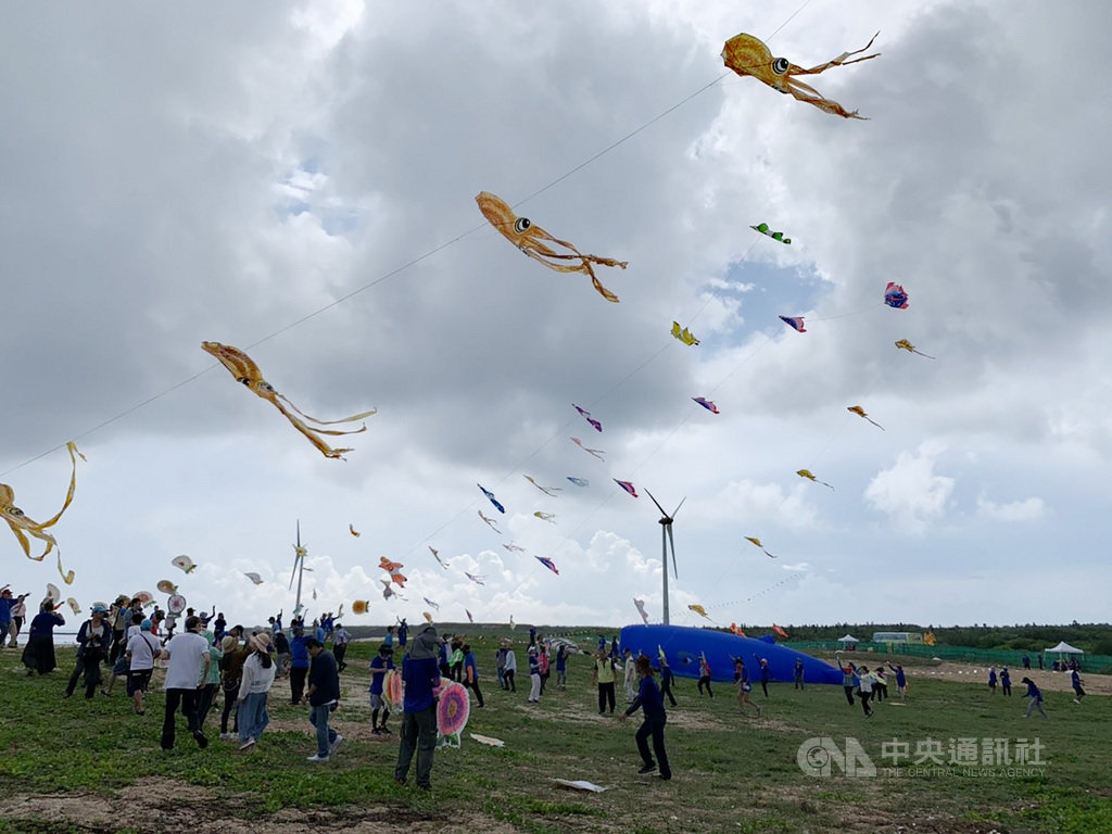 在澎湖縣湖西鄉龍門後灣沙灘舉行的「2020澎湖國際風箏節」12日持續展開,來自台灣各縣市的專業團隊現場帶來精彩演出,還有特技風箏等競技秀表演,吸引民眾目光。中央社 109年9月12日