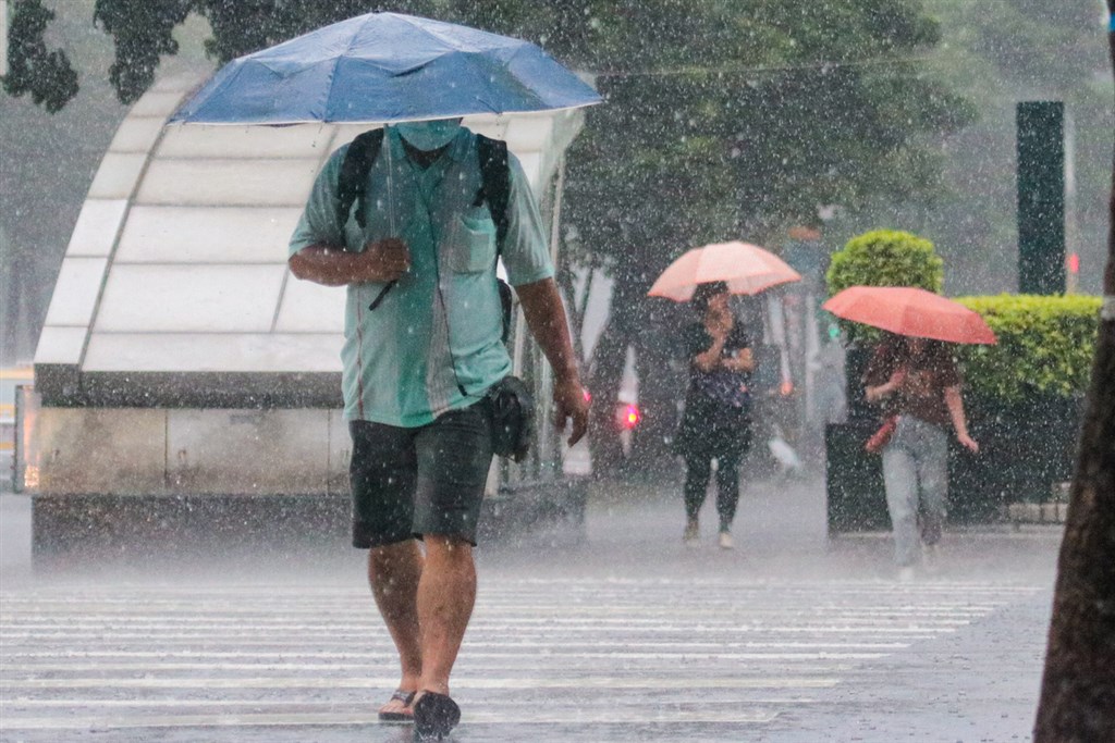 鋒面影響及午後對流發展旺盛，易有短時強降雨，中央氣象局12日中午發布18縣市大雨特報。（中央社檔案照片）