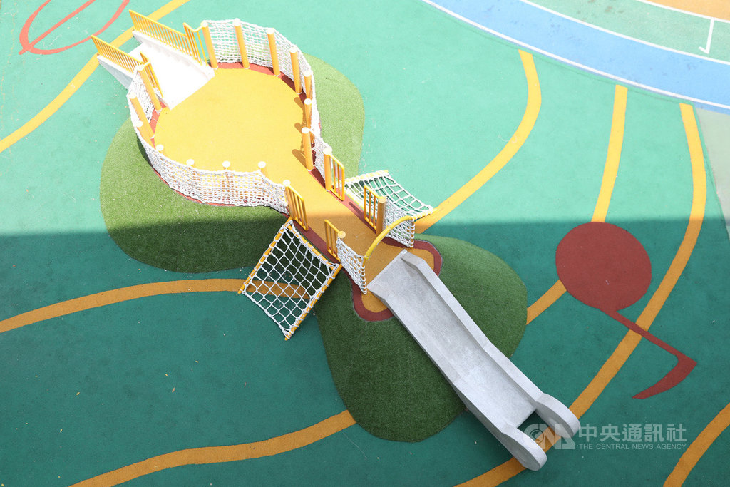 基隆市成功國小是基隆唯一設立音樂班的國小,校內新建的溜滑梯遊具融入小提琴造型,打造校園特色,最快9月底啟用。(基隆市議員童子瑋提供)中央社記者王朝鈺傳真 109年9月12日