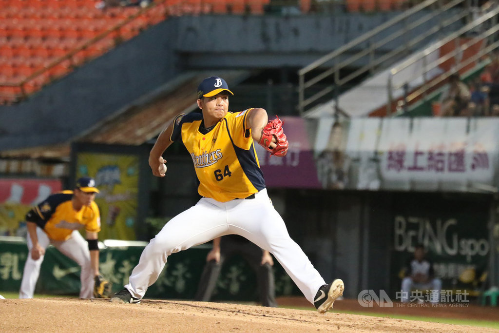 中華職棒中信兄弟隊投手黃恩賜(圖)12日回歸首戰,遭到統一獅隊蘇智傑陽春砲狙擊,不過比賽至3局上因雨保留,雙方暫以1比1打成平手。(中信兄弟提供)中央社記者楊啟芳傳真 109年9月12日