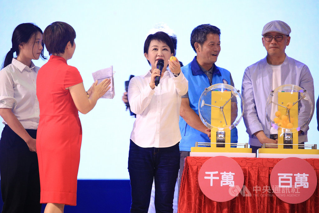 2020第2屆台中購物節8月圓滿落幕,台中市長盧秀燕(中)12日晚間抽出千萬豪宅幸運得主,中獎人為從高雄來台中工作的租屋族林小姐,她接到通知電話,直呼不敢相信。中央社記者趙麗妍攝 109年9月12日