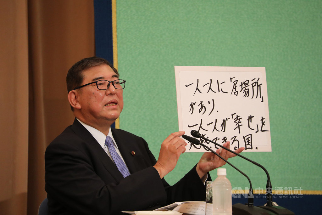 日本執政黨自由民主黨將選出新黨魁,3名候選人12日出席討論會,被問及美中關係對立的問題時,候選人石破茂表示,中國否定香港一國兩制是很嚴重的事,這將波及台灣。中央社記者楊明珠東京攝 109年9月12日