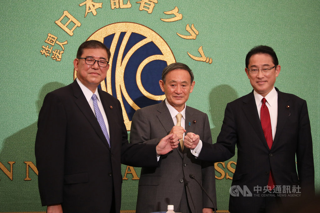 日本執政黨自由民主黨將選出新黨魁,3名候選人是內閣官房長官菅義偉(中)、自民黨政調會長岸田文雄(右)、前幹事長石破茂(左),3人12日出席由日本記者俱樂部主辦的公開討論會。中央社記者楊明珠東京攝 109年9月12日