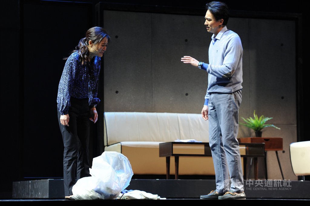 故事工廠舞台劇「我們與惡的距離」11日晚間首演,演員尹馨(左)、狄志杰(右)演出夫妻失和橋段。尹馨說,感謝第一線醫療人員的付出,使台灣疫情穩定,才能讓觀眾出門看戲。(故事工廠提供)中央社記者王心妤傳真 109年9月12日