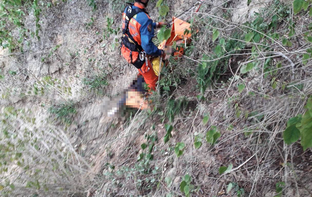 台中一名康姓男子11日與妻子到苗栗縣通霄鎮的心形公路附近山區踏青,康男疑為撿拾掉落的空拍機摔落山谷,警消獲報後展開搜救,12日上午找到康男時已失去生命跡象,送醫不治。(警消提供)中央社記者魯鋼駿傳真 109年9月12日