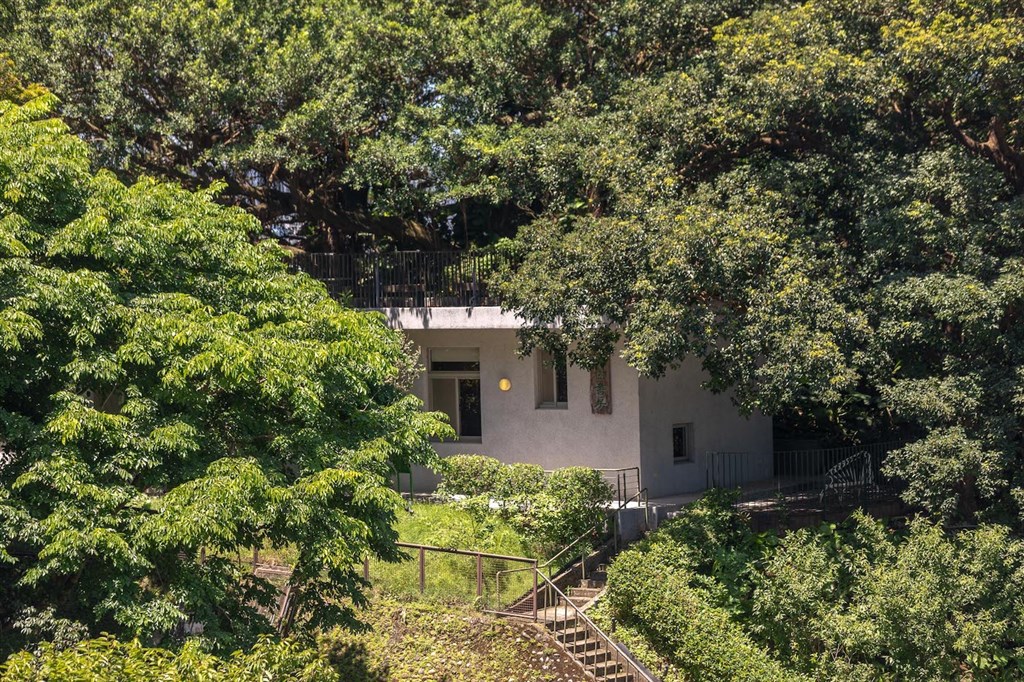 大樹書房原址為中央廣播電台淡水分台之歷史建物,因緊依著百年古榕樹與茄苳樹,雲門將之命名為「大樹書房」。(圖取自2020打開台北官方網頁opentaipei.org)