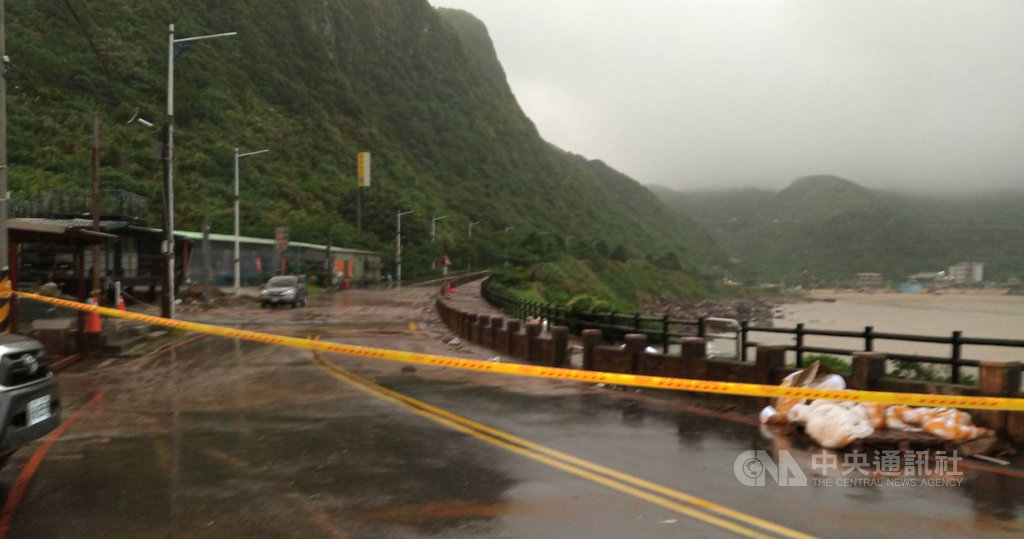 基隆市12日下午雷雨交加,造成造成外木山湖海路段多處積水,警方獲報隨即到場拉起封鎖線,以防民眾誤入。晚間近6時,雨勢變小,部分積水逐漸消退。(讀者提供)中央社記者王朝鈺傳真 109年9月12日