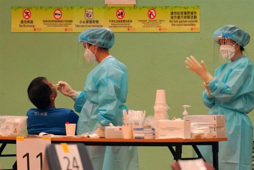 香港13日新增19例確診,其中11例為本土病例,包括2例在普及社區檢測計畫中發現的病例。(中新社)