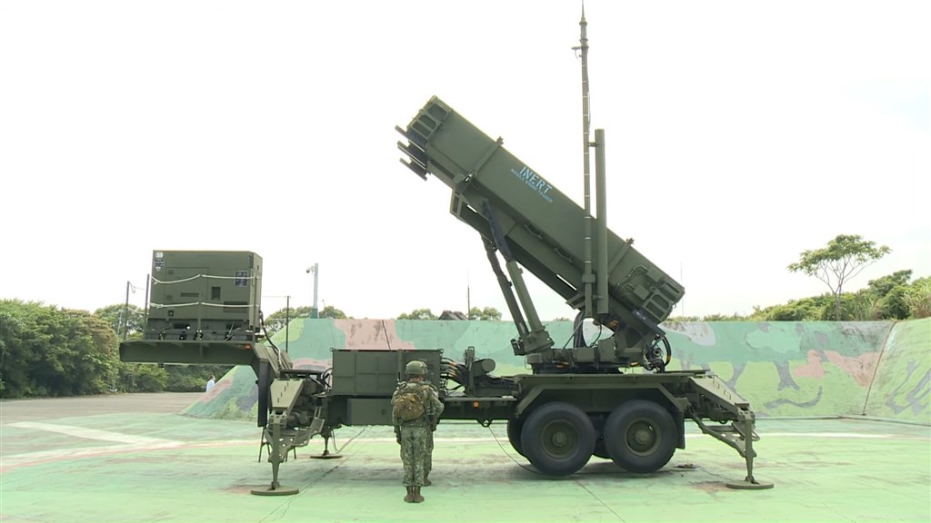 面對共軍近日軍演擾台,總統蔡英文11日視導空軍防空飛彈連,根據總統府釋出的視導影片,蔡總統視導的是愛國者三型飛彈發射架操作演練。(圖取自presidentialoffice YouTube頻道網頁youtube.com)