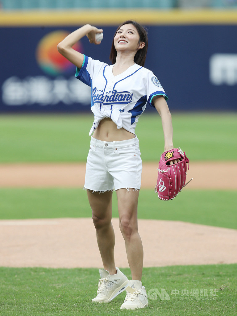 藝人「豆花妹」蔡黃汝依序在2010年替La New熊隊(樂天桃猿隊前身)、2013年替統一獅隊、2017年替中信兄弟隊開球,12日再替富邦悍將隊開球,集滿目前中職4隊。中央社記者張新偉攝 109年9月12日