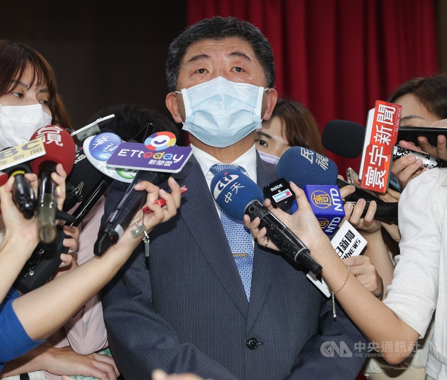 外界持續關注衛福部長陳時中(中)在挺過疫情、食安、健保3箭後是否參選。陳時中12日受訪表示,挺過3箭之後都是未知數,變化很多。中央社記者謝佳璋攝 109年9月12日