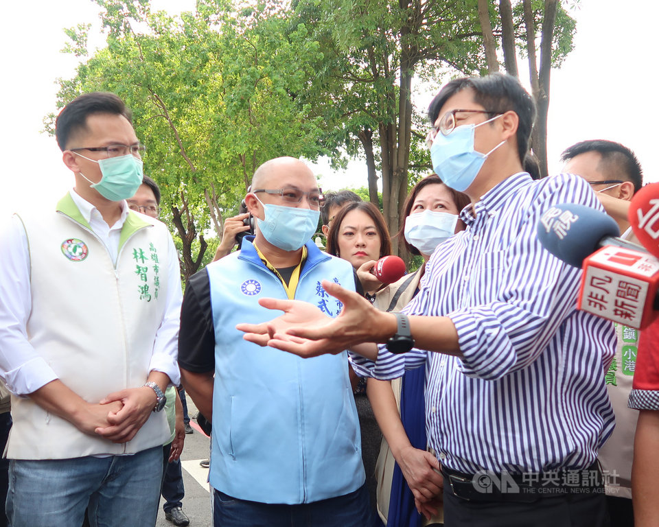 高雄市前鎮區原住民故事館外側11日下午發生乙烯洩漏事件,市長陳其邁(右)12日到場勘查並了解管線殘氣吹驅進度,要求業者加速找出洩漏點。中央社記者王淑芬攝 109年9月12日