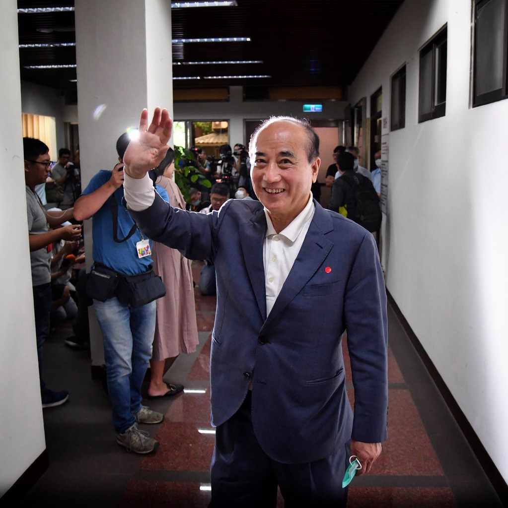 中國央視主持人李紅稱前立法院長王金平(前)參加海峽論壇「求和」,引發爭議,李紅12日她是指「尋『求』『和』平」,自己本意是促進兩岸溝通與和平。(中央社檔案照片)